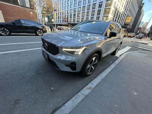2024 Volvo XC40 B5 Core Dark Theme
