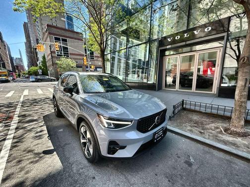 Vapour Grey Metallic 2025 Volvo XC40 B5 Plus Dark Theme