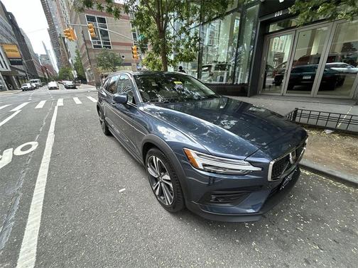 2023 Volvo V60 Cross Country B5 Plus