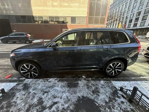 2022 Volvo XC90 T6 Momentum
