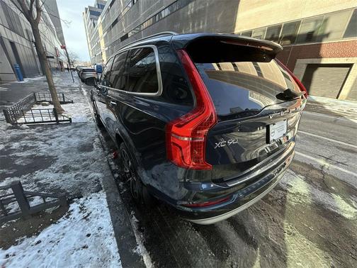 2022 Volvo XC90 T6 Momentum
