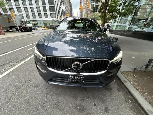 2022 Volvo XC60 B5 Momentum