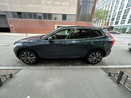 2022 Volvo XC60 B5 Momentum