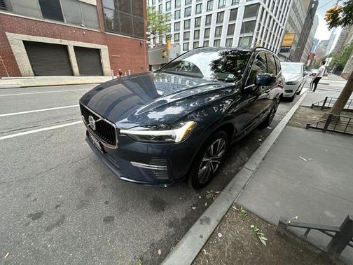 2022 Volvo XC60 B5 Momentum