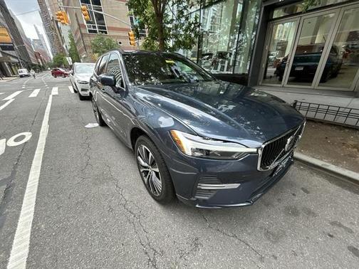 2022 Volvo XC60 B5 Momentum