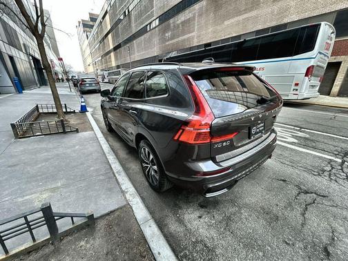 Platinum Grey Metallic 2024 Volvo XC60 B5 Plus Dark Theme