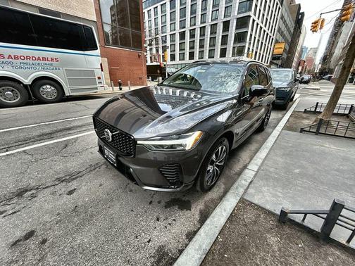Platinum Grey Metallic 2024 Volvo XC60 B5 Plus Dark Theme