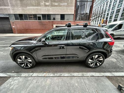2023 Volvo XC40 B5 Plus Dark Theme