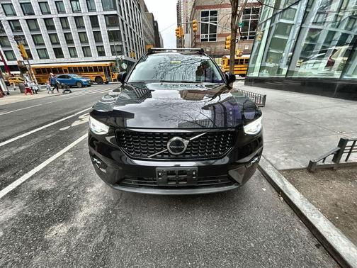 2023 Volvo XC40 B5 Plus Dark Theme