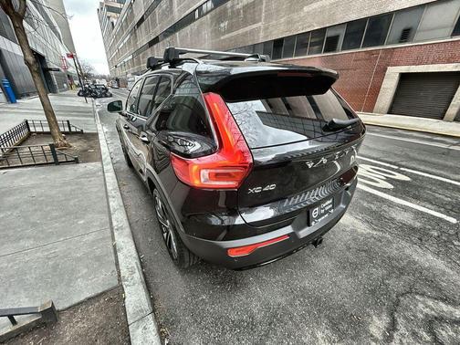 2023 Volvo XC40 B5 Plus Dark Theme