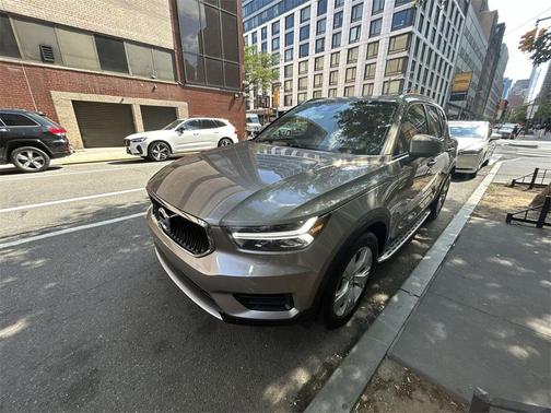 2022 Volvo XC40 T5 Momentum