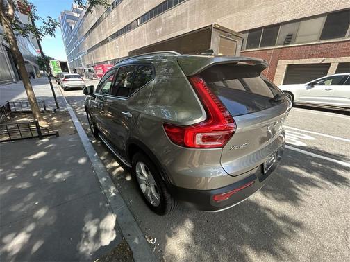 2022 Volvo XC40 T5 Momentum