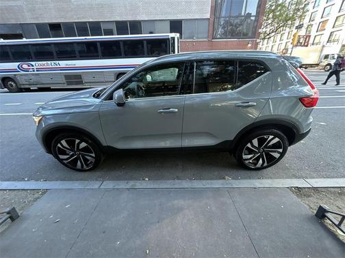 2025 Volvo XC40 B5 Plus Bright Theme