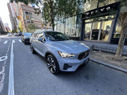 2025 Volvo XC40 B5 Plus Bright Theme
