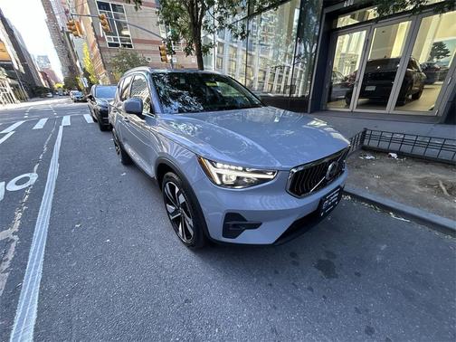 2025 Volvo XC40 B5 Plus Bright Theme