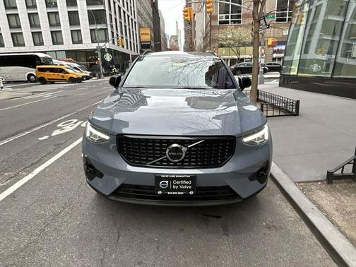 2023 Volvo XC40 B5 Plus Dark Theme