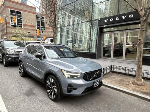 2023 Volvo XC40 B5 Plus Dark Theme