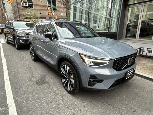 2023 Volvo XC40 B5 Plus Dark Theme