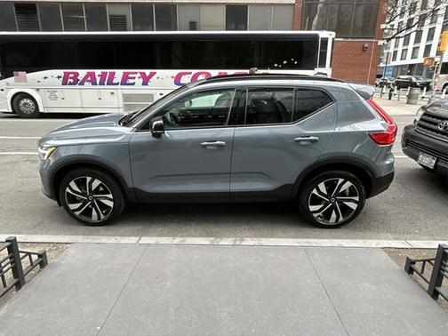 2023 Volvo XC40 B5 Plus Dark Theme