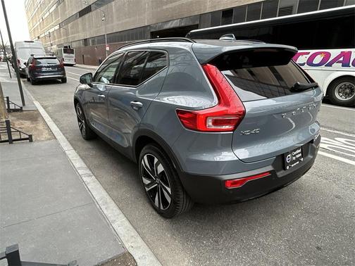 2023 Volvo XC40 B5 Plus Dark Theme