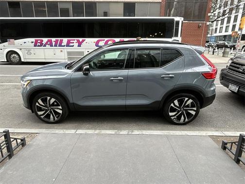2023 Volvo XC40 B5 Plus Dark Theme