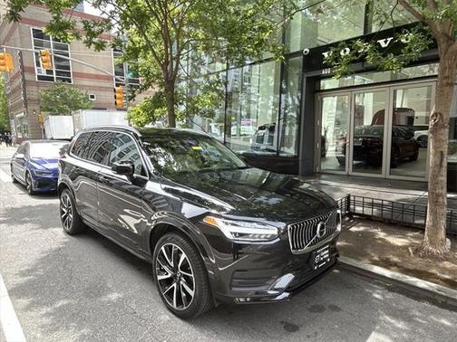 2022 Volvo XC90 T6 Momentum