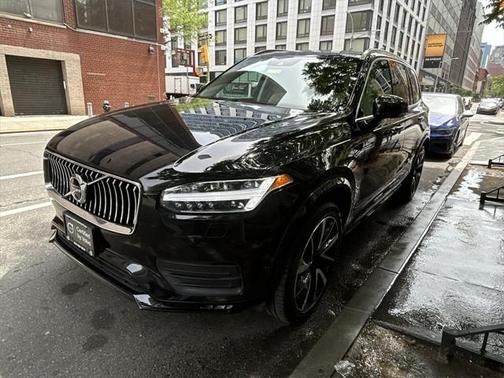2022 Volvo XC90 T6 Momentum