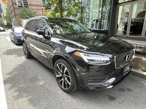 2022 Volvo XC90 T6 Momentum