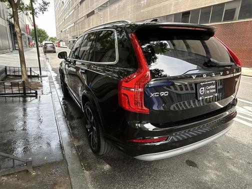 2022 Volvo XC90 T6 Momentum