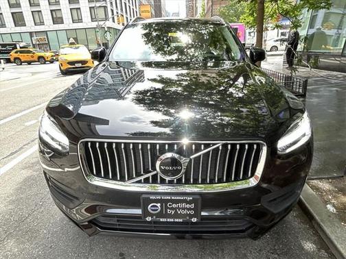 2022 Volvo XC90 T6 Momentum