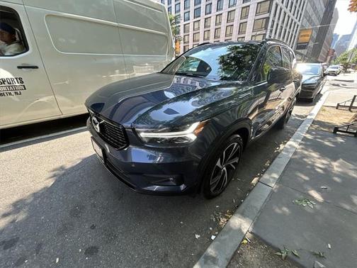 2022 Volvo XC40 T5 R-Design