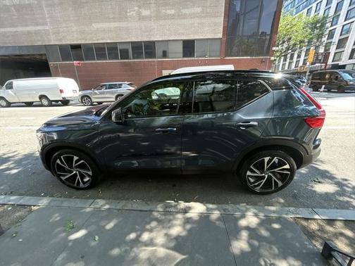 2022 Volvo XC40 T5 R-Design