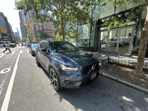2022 Volvo XC40 T5 R-Design