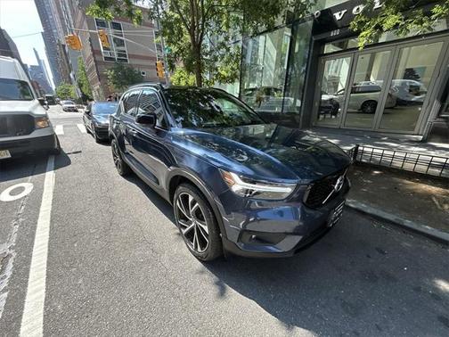 2022 Volvo XC40 T5 R-Design