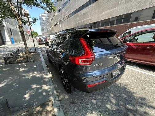 2022 Volvo XC40 T5 R-Design