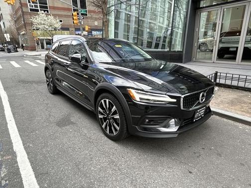2022 Volvo V60 Cross Country T5