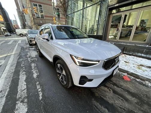 2025 Volvo XC40 B5 Plus Bright Theme