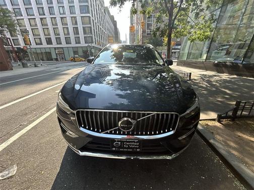 2023 Volvo XC60 Recharge Plug-In Hybrid T8 Plus Bright Theme