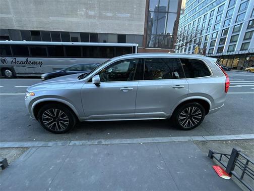 2022 Volvo XC90 T5 Momentum