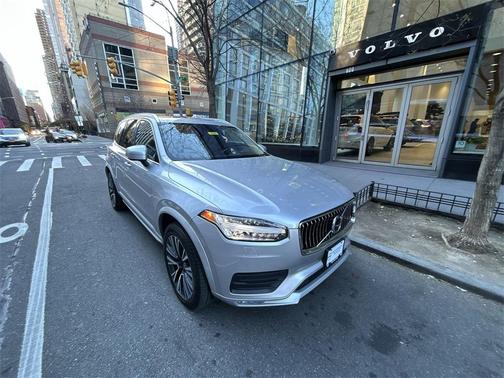2022 Volvo XC90 T5 Momentum