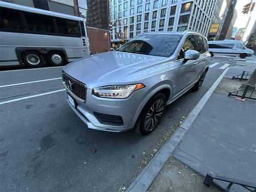 2022 Volvo XC90 T5 Momentum