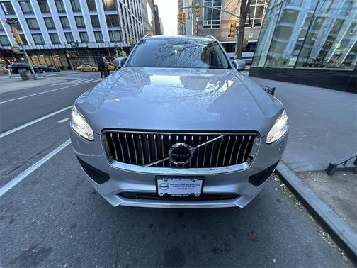 2022 Volvo XC90 T5 Momentum