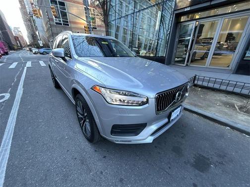 2022 Volvo XC90 T5 Momentum