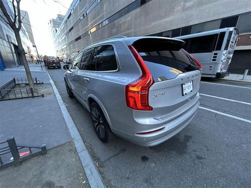 2022 Volvo XC90 T5 Momentum