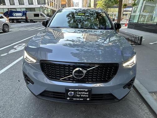 2023 Volvo XC40 B5 Plus Dark Theme