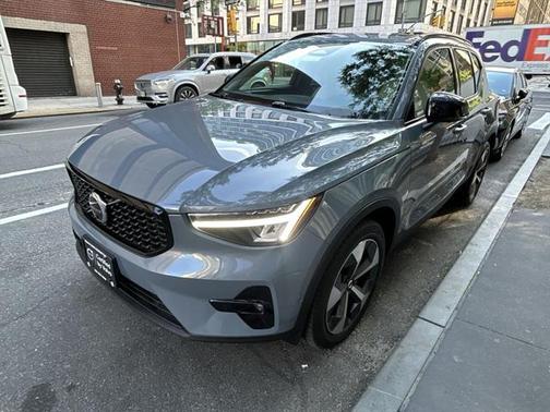 2023 Volvo XC40 B5 Plus Dark Theme
