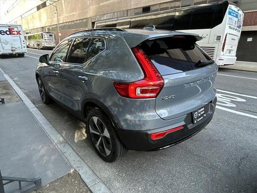 2023 Volvo XC40 B5 Plus Dark Theme
