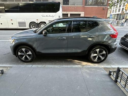 2023 Volvo XC40 B5 Plus Dark Theme