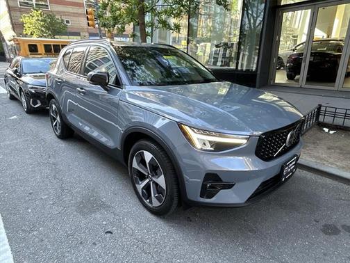 2023 Volvo XC40 B5 Plus Dark Theme