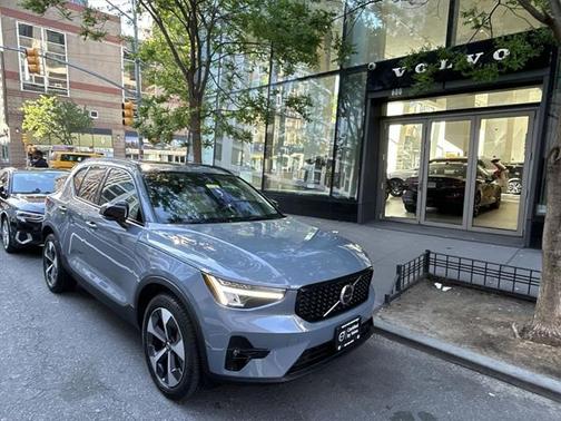2023 Volvo XC40 B5 Plus Dark Theme